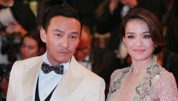 张震:与路嘉欣分手后,和舒淇"假戏真做",为何又转身娶了助理_因为