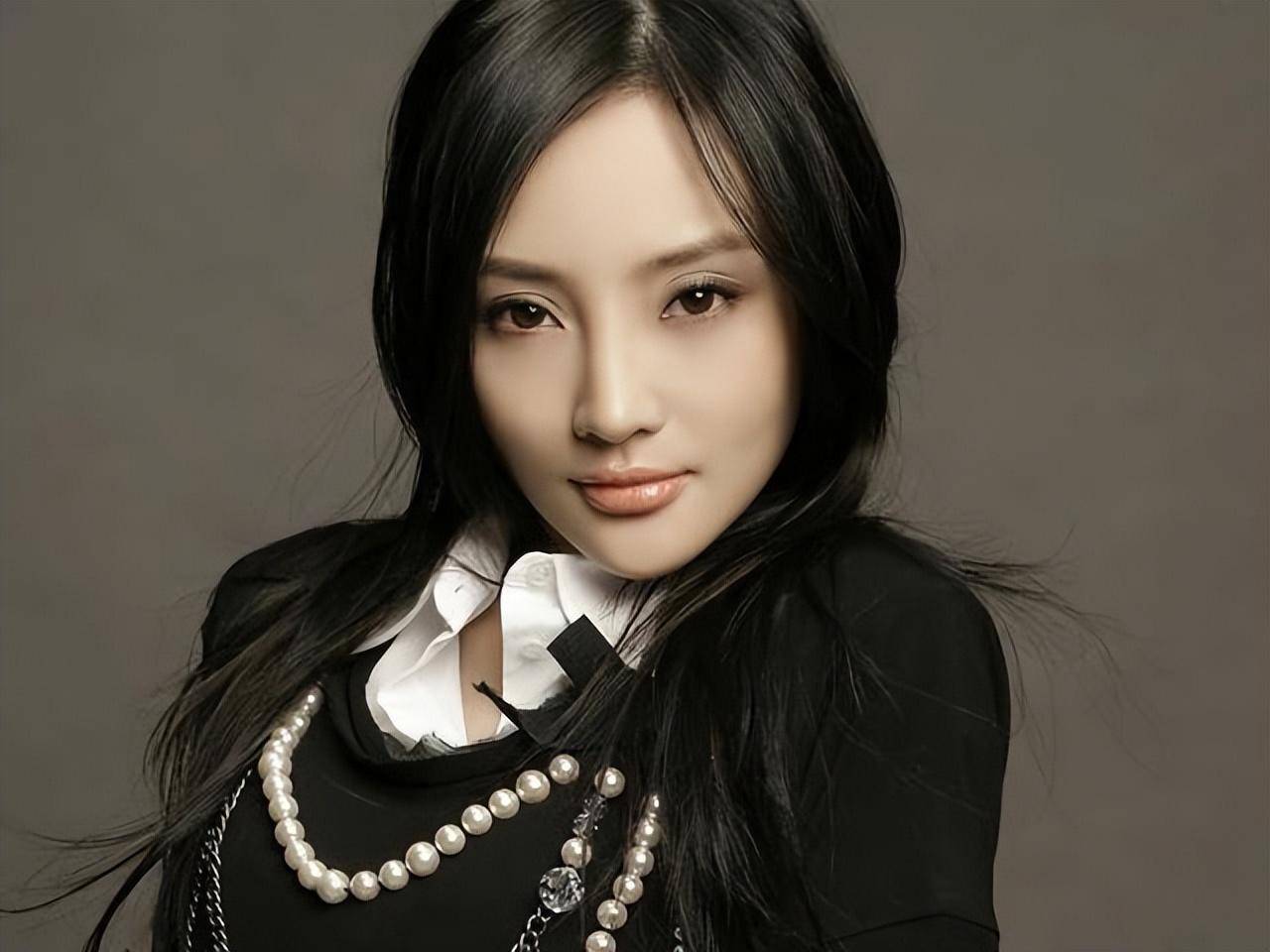 李小璐 李小璐：17岁成“最年轻影后”，一手好牌打得稀烂_手机搜狐网