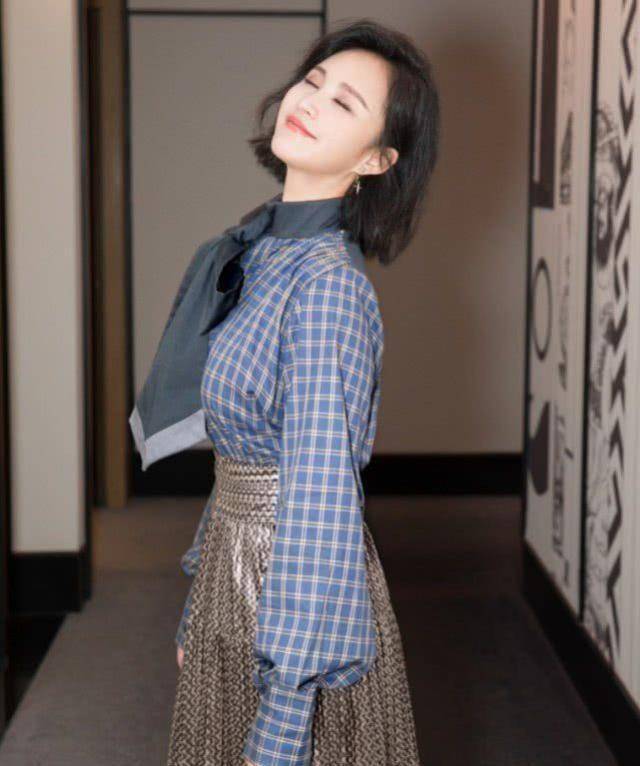 原创张歆艺产后变美了,穿红色大v领针织衫真显瘦,迷人锁骨太吸睛_减肥