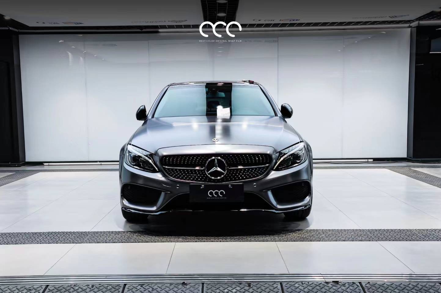 奔驰c级漫彩改色膜电光金属深空灰,战斗力十足