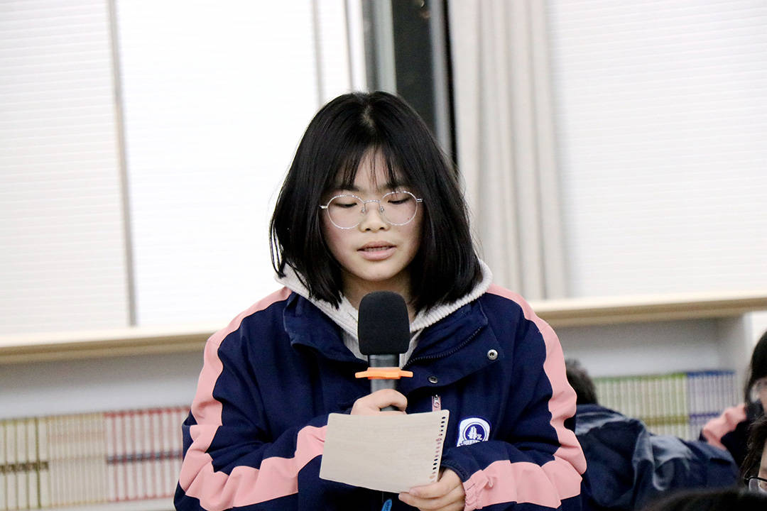 活动中,高一Ⅰ部9班杨艳中老师开设了以"互帮互助构建和谐班集体"为