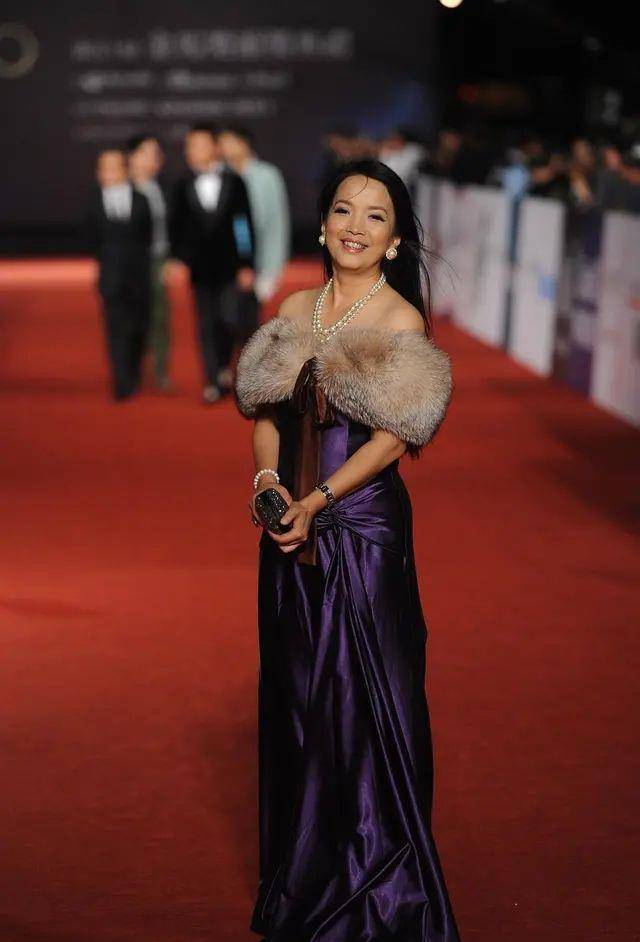 吕丽萍罕见打扮的漂亮,穿紫裙撑的没点褶,显胯宽也觉得美!