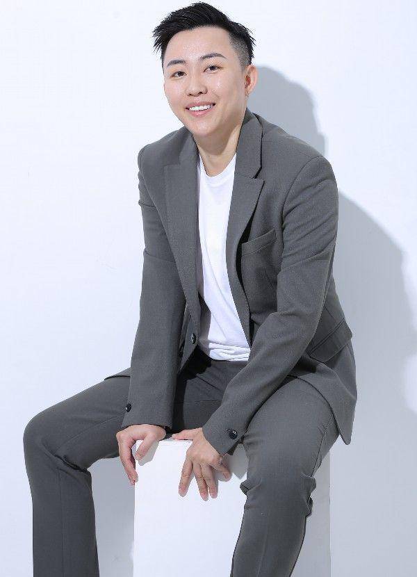 一个没钱没背景的应届毕业生,叶海洋能租到的房子只有阴暗的地下室.