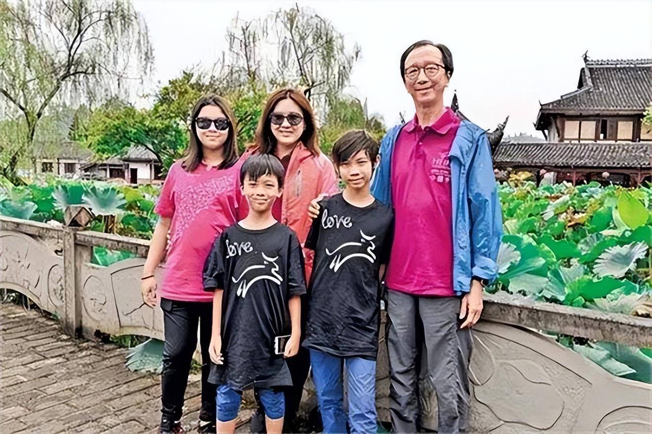 传奇梁锦松：与伏明霞再婚21年，他的前妻后来怎样了？_谭淑芬_中国香港_工作