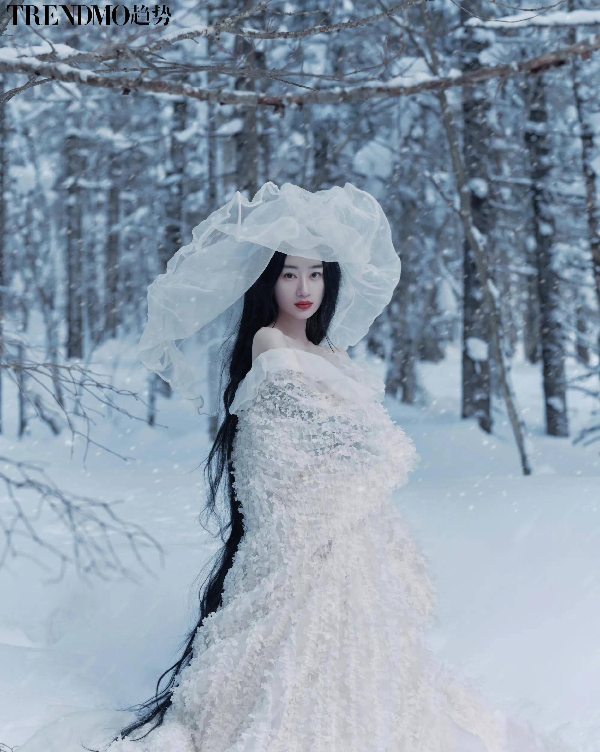 郭晓婷雪地精灵大片 穿皮草露香肩雪肤妩媚似白狐 清冷仙气又妖娆_趋