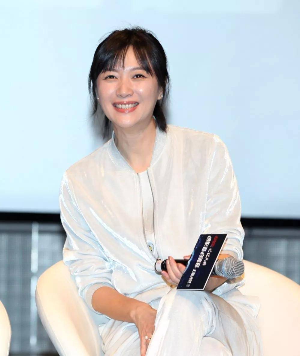 49岁徐静蕾国外近况曝光,皮肤紧致似少女,坐豪车抱小狗生活惬意_状态