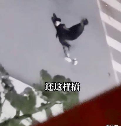 学生点外卖被校务人员按倒训斥，网友：训斥可以，按倒不行！