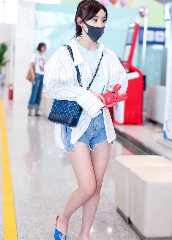 袁姗姗在机场亮相,最抢镜的不是她真实的腿,而是脚下的穆勒鞋!