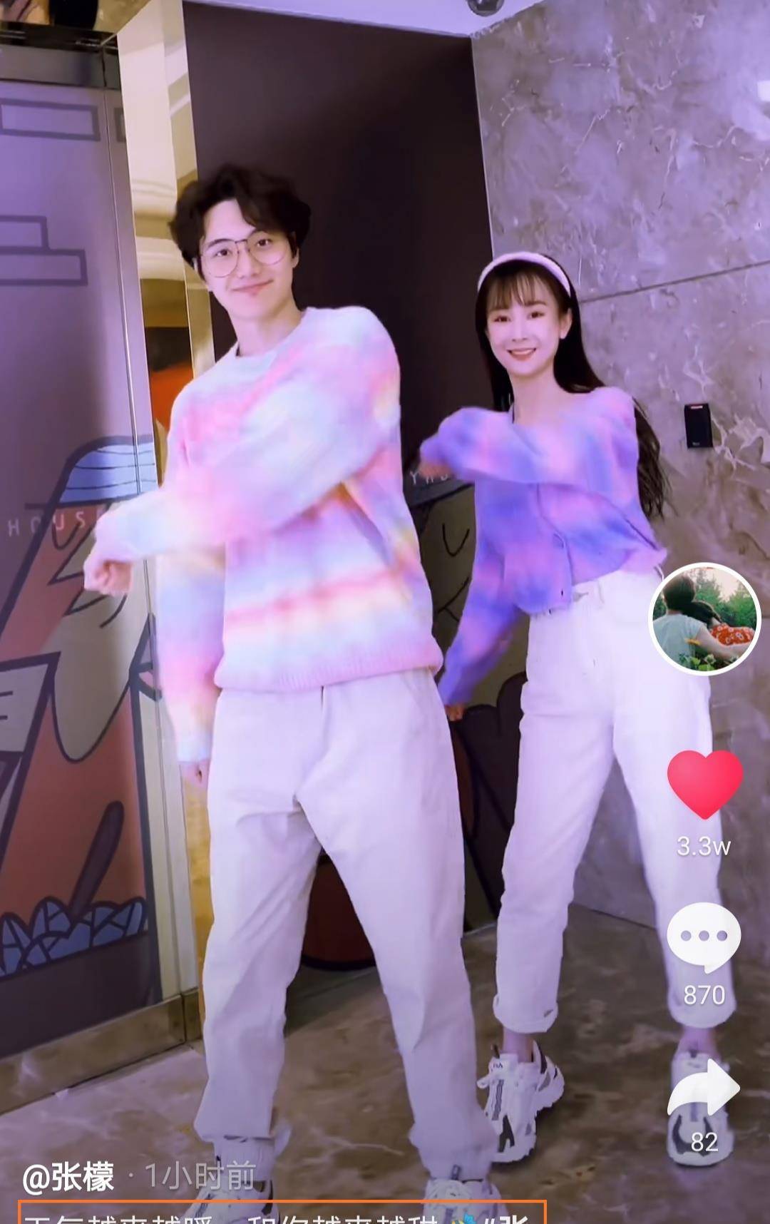 两个人配着鼓点跳着情侣舞蹈最后还来了一个双手比心的ending pose