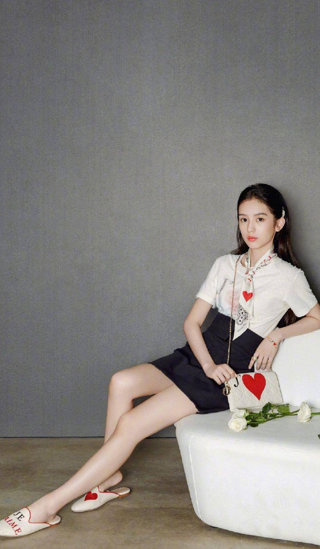 《山河令》训练,穿"牛仔裤 小白鞋"的周也真甜,圈