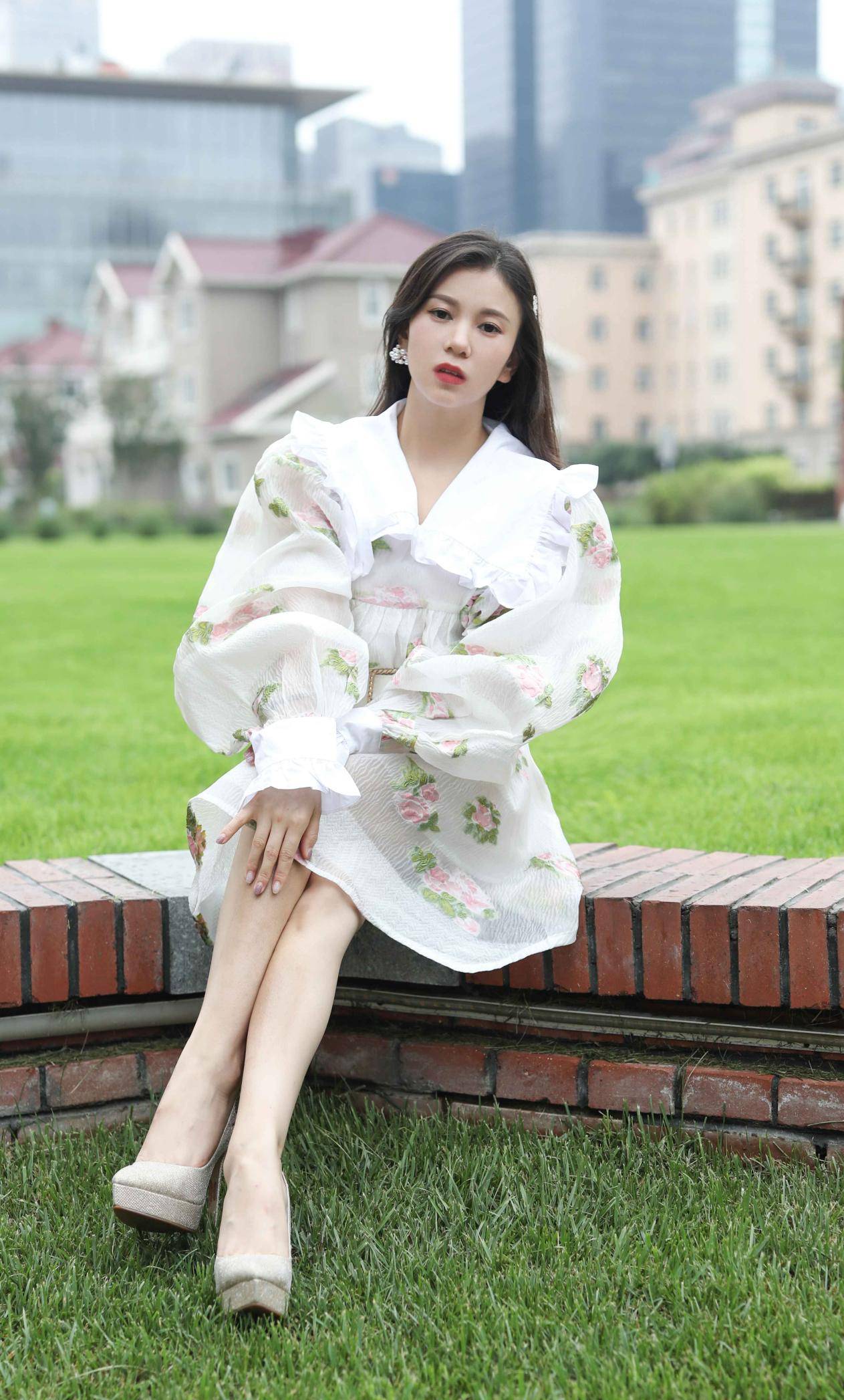 主持人刘美希碎花短裙时尚写真 活泼雅致时尚感拉满_领域_经济_政要