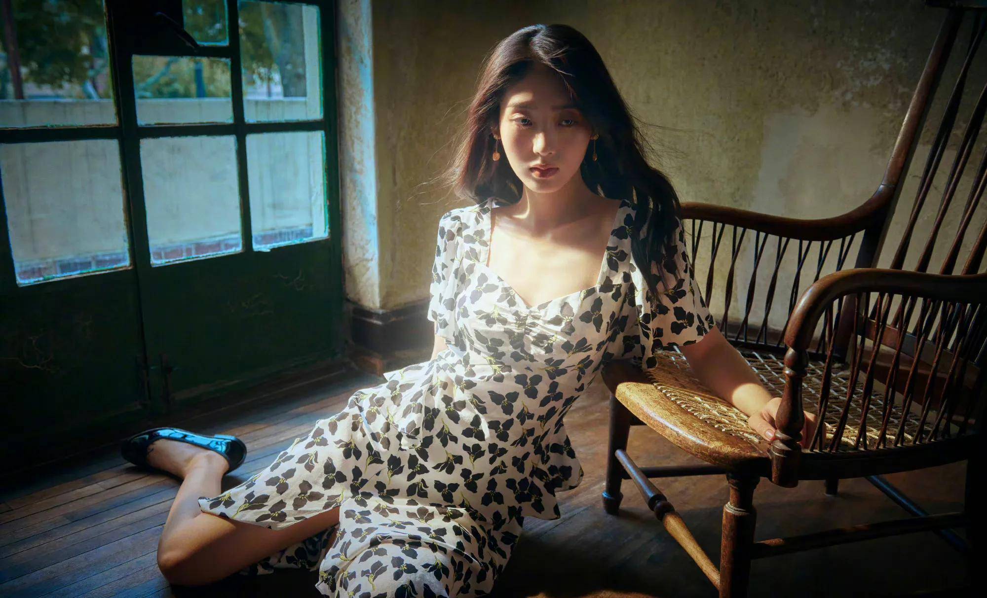 刑菲男人装三月刊封面 穿透视黑纱露背高开叉短裙 风情万种性感撩人