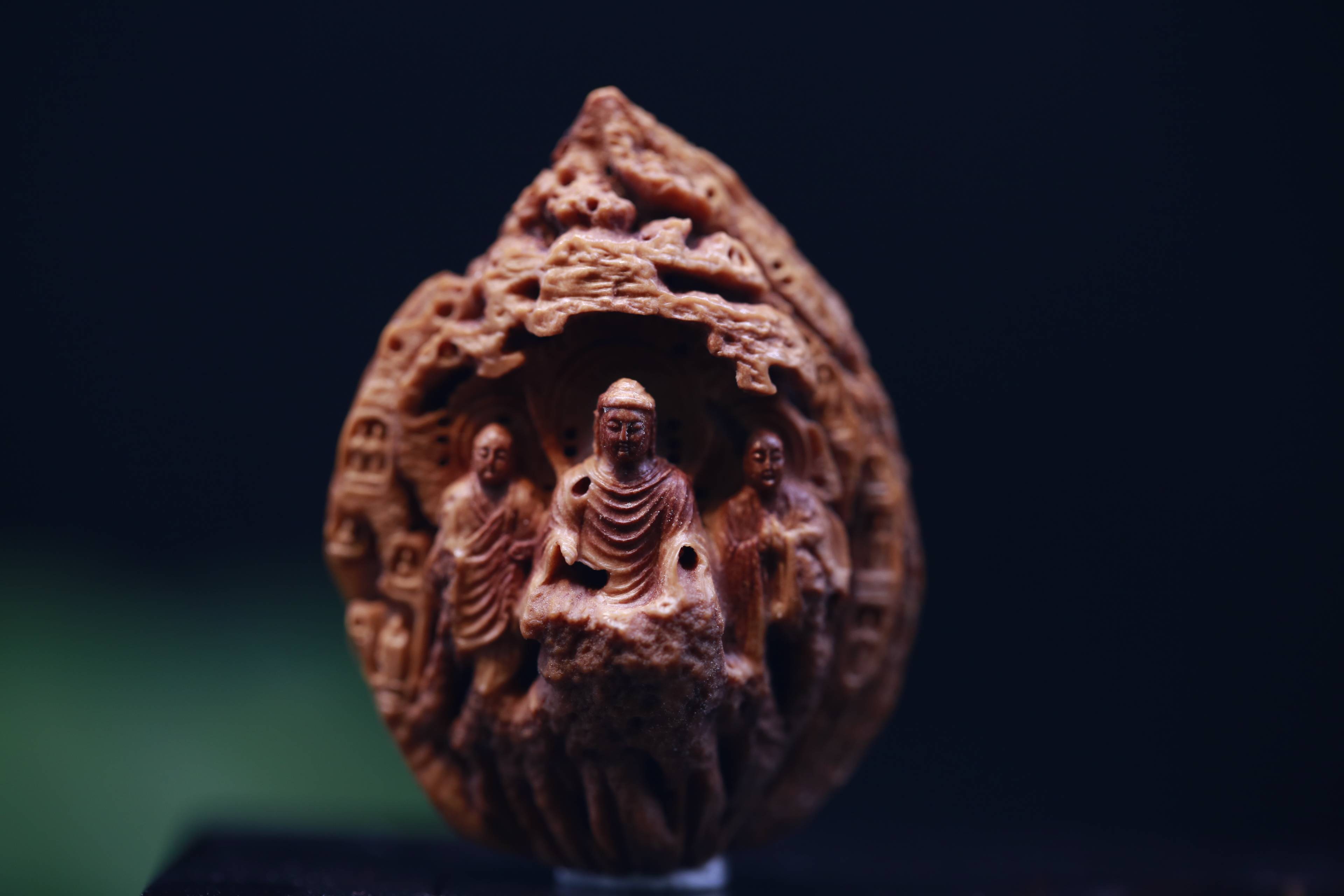 核雕艺术家云鹏作品鉴赏之十《依人核趣石窟系列》