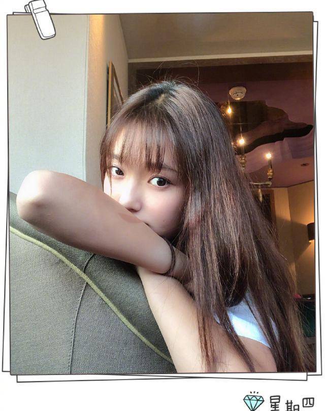 林允晒最新自拍自称小可爱,但她眼皮上褶子好多,真不