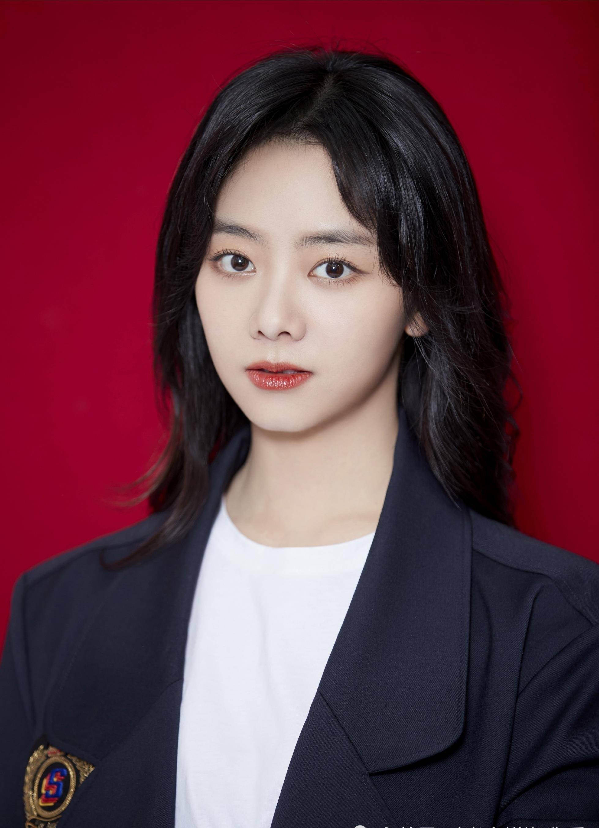 有一张帅哥叫谭松韵的照片,穿白t恤 黑西装太寒酸了,让人难得一见