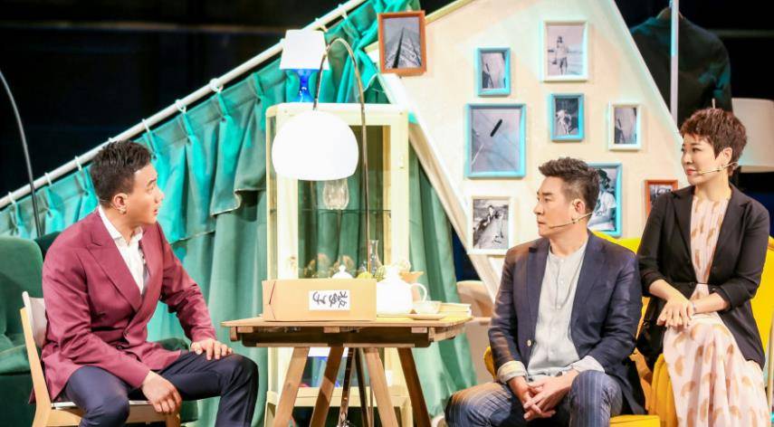 和辛苦看管儿子的女子,沮丧和愧疚令一事无成的李洪涛深觉自己没用