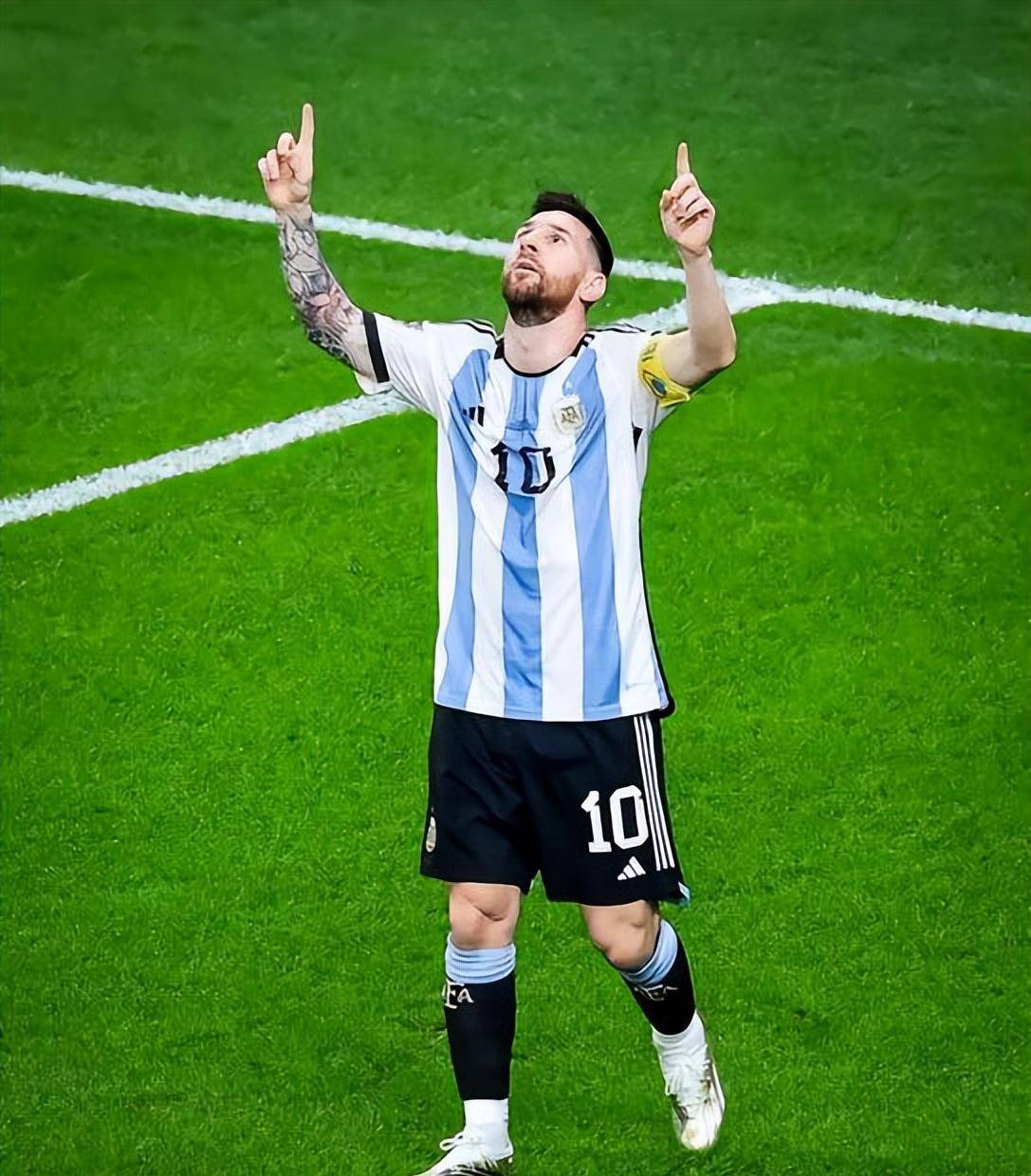 为了纪念去世的外祖 母,梅西每次进球后都会做出"双手指天"的庆祝动作