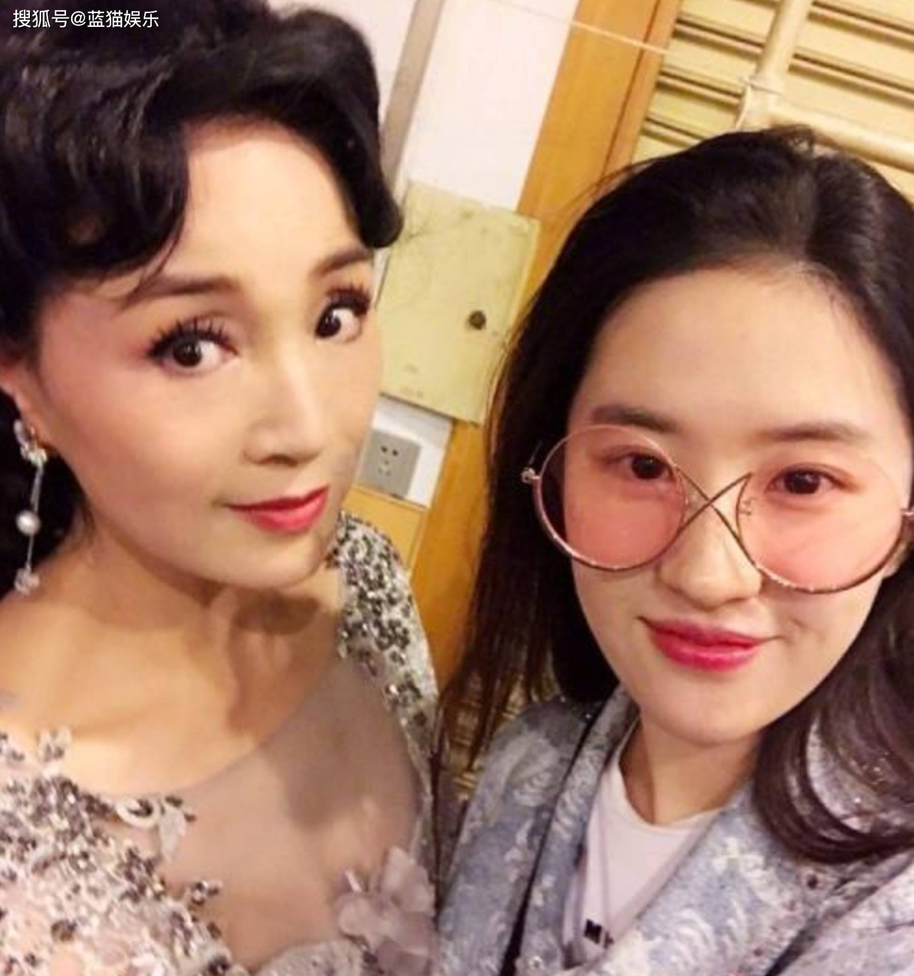 刘亦菲妈妈:两婚两离潇洒单身,长的比女儿漂亮,活得比女儿通透_刘晓莉
