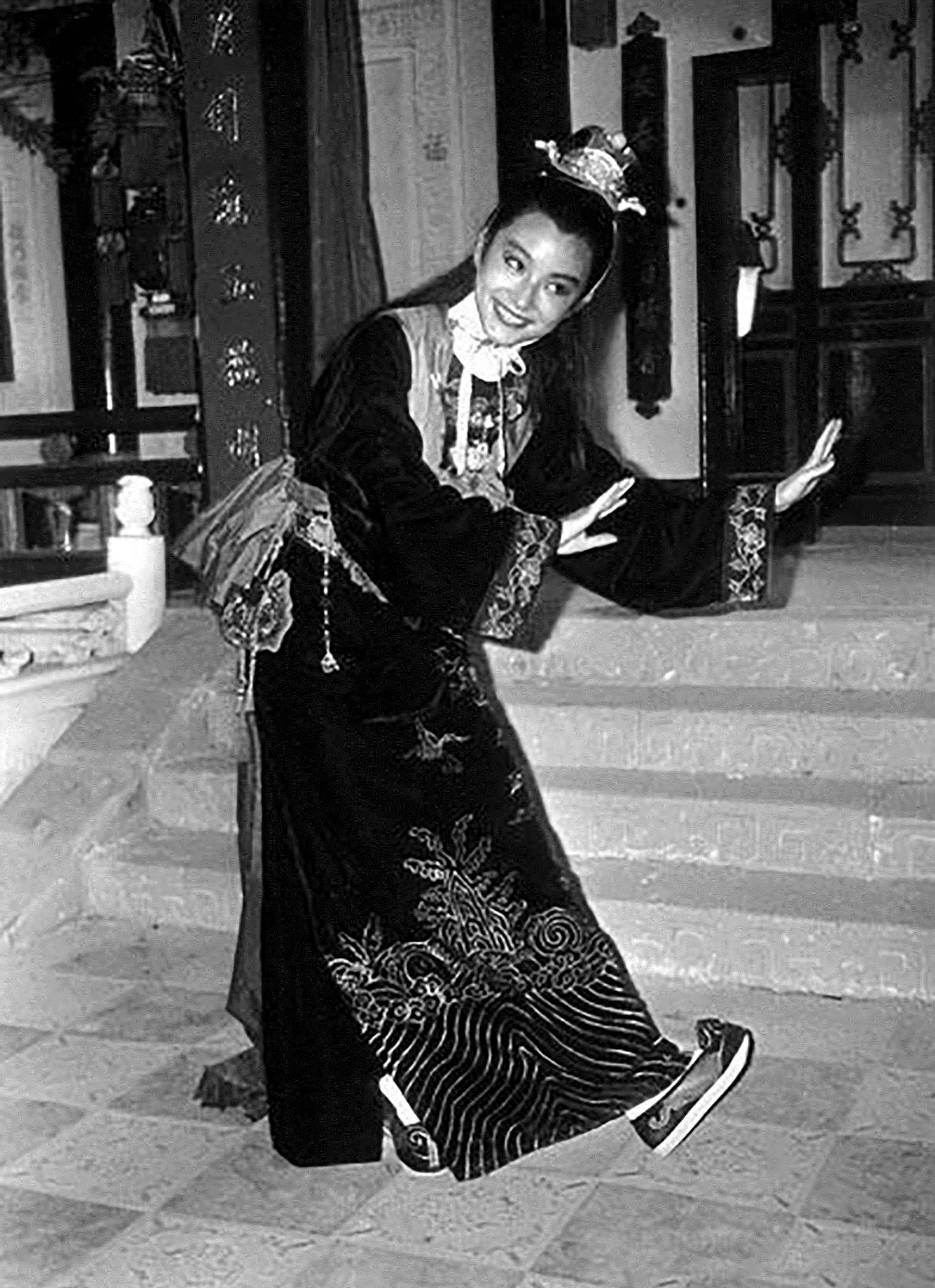 无法重拍的瞬间:吸烟的张国荣,持工具的邓丽君,巩俐与莫言同框_林青霞