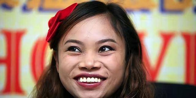 37岁考上国外名校,从洗脚工到大学生,"凤姐"靠的只是炒作吗?