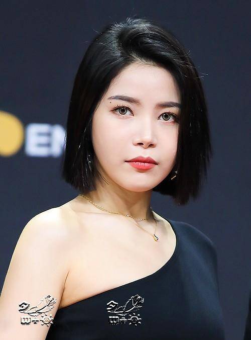 《adrenaline》的亮点当然是爆发性的高音部分,对此,颂乐表示道:"面对