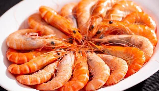 基围虾煮的水怎么是红色的_大虾_清蒸_时候