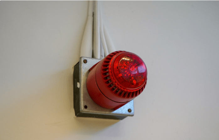 安装在现场的火灾声光警报器可由消防控制中心的火灾报警控制器启动