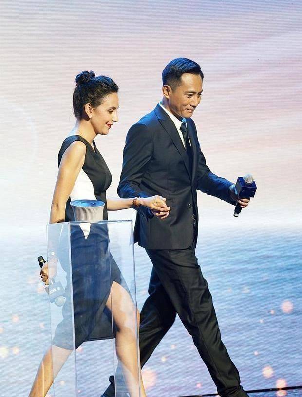 酒吧偶遇刘烨老婆唱歌,脸有点老,机场素颜照是大妈_头发_因为_皱纹