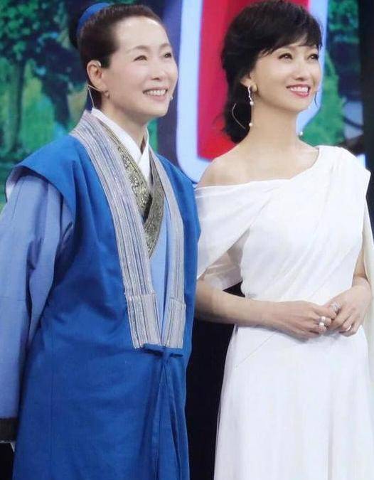 57岁许仙叶童罕露面,驼背 皱纹太真实,与67岁赵雅芝似两代人_作品