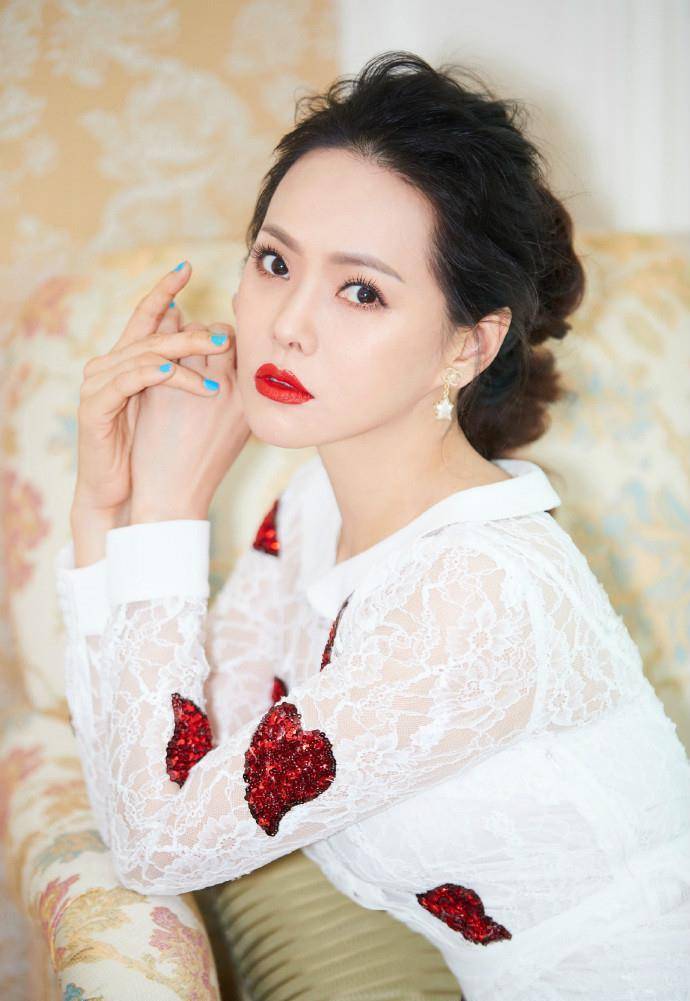 伊能静50岁还穿连衣裙扮少女,满裙印花好尴尬_身材_女性_的设计