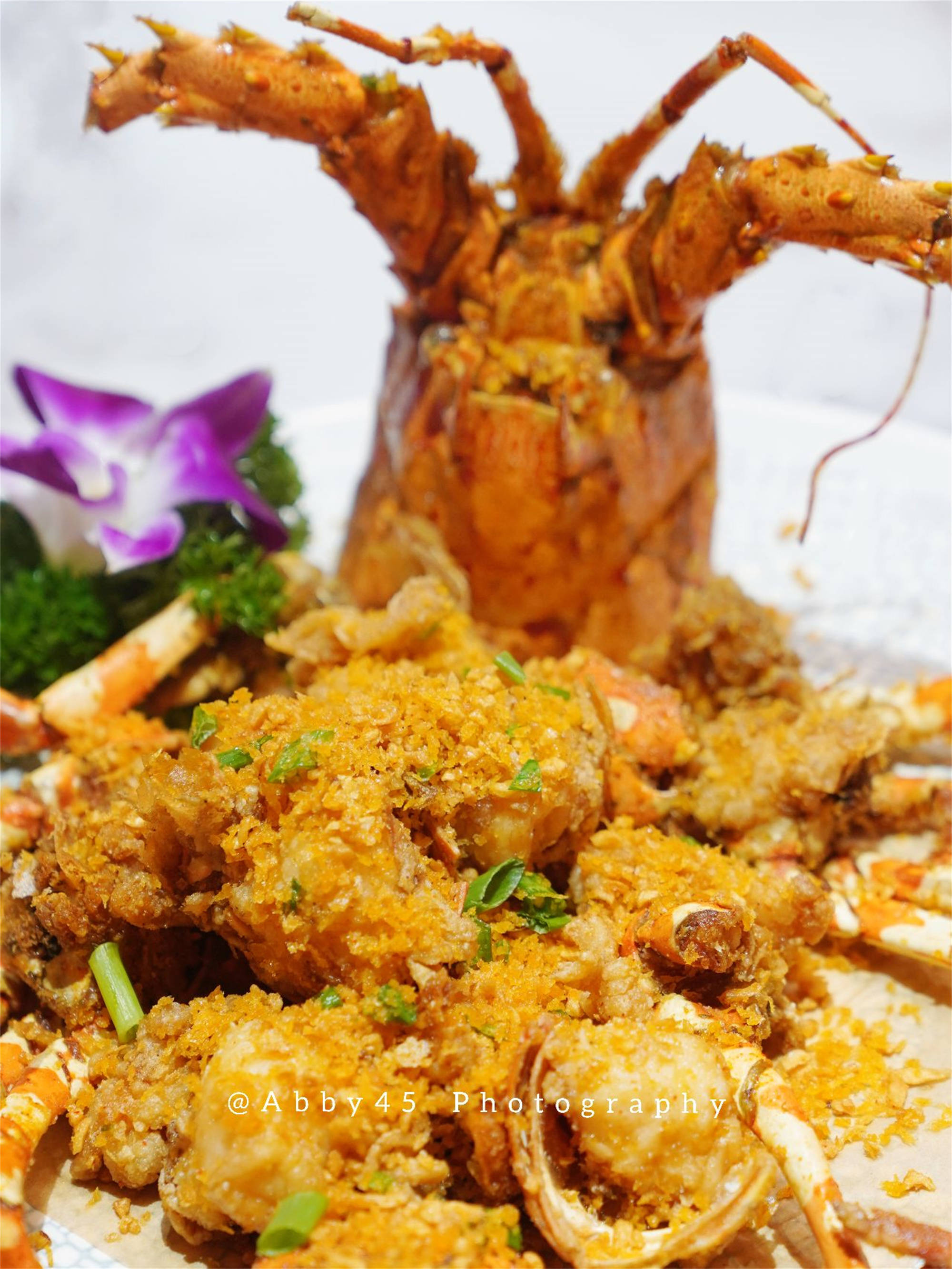 他们家不仅有避风塘炒龙虾,还有咸蛋黄焗龙虾,大家可以凭个人喜好选.