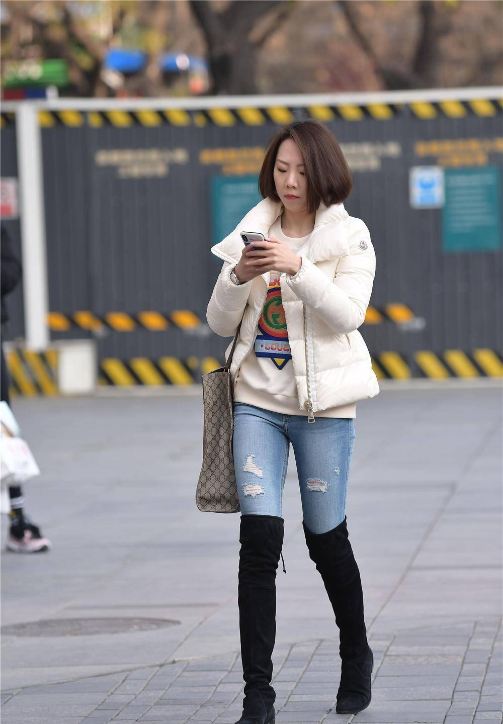 紧身牛仔裤搭配过膝靴,初冬季节的穿搭,要注意保暖_美女_黑色_身材