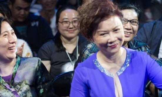 她与老公一见钟情,隐婚33年,儿子其貌不扬但是一个大才子_蔡明_丁秋星