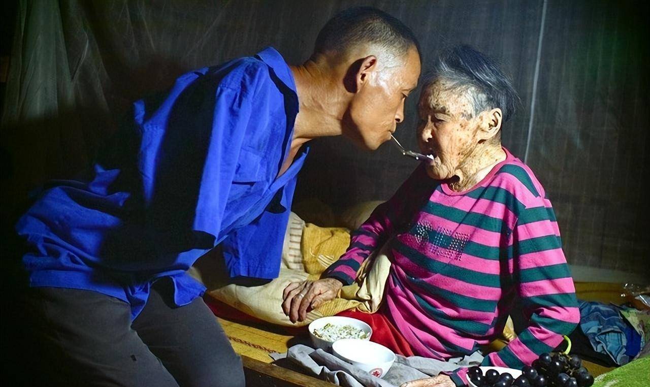 无臂孝子用嘴,肩照顾老母30多年,老母活到91岁安详离世_陈星银_生活