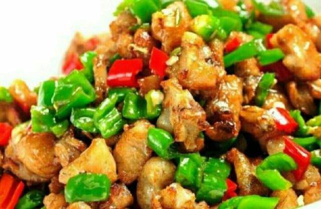 《青椒炒牛蛙》别看牛蛙这种食材,可谓烹饪方法众多.