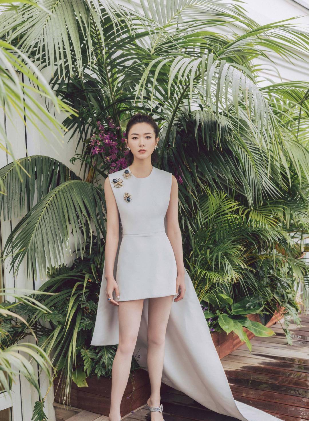 万茜真是可盐可甜,穿深蓝衬衣配短裙秀骨感身材,可塑性也太强了_裙子