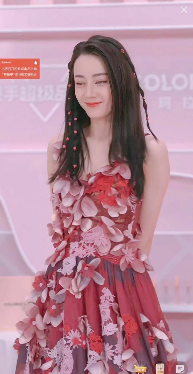 今天的迪丽热巴是充满异域时尚的玫瑰花仙子!