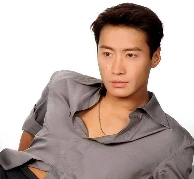 最后,小编也祝愿黎明和阿wing的关系更加稳定.
