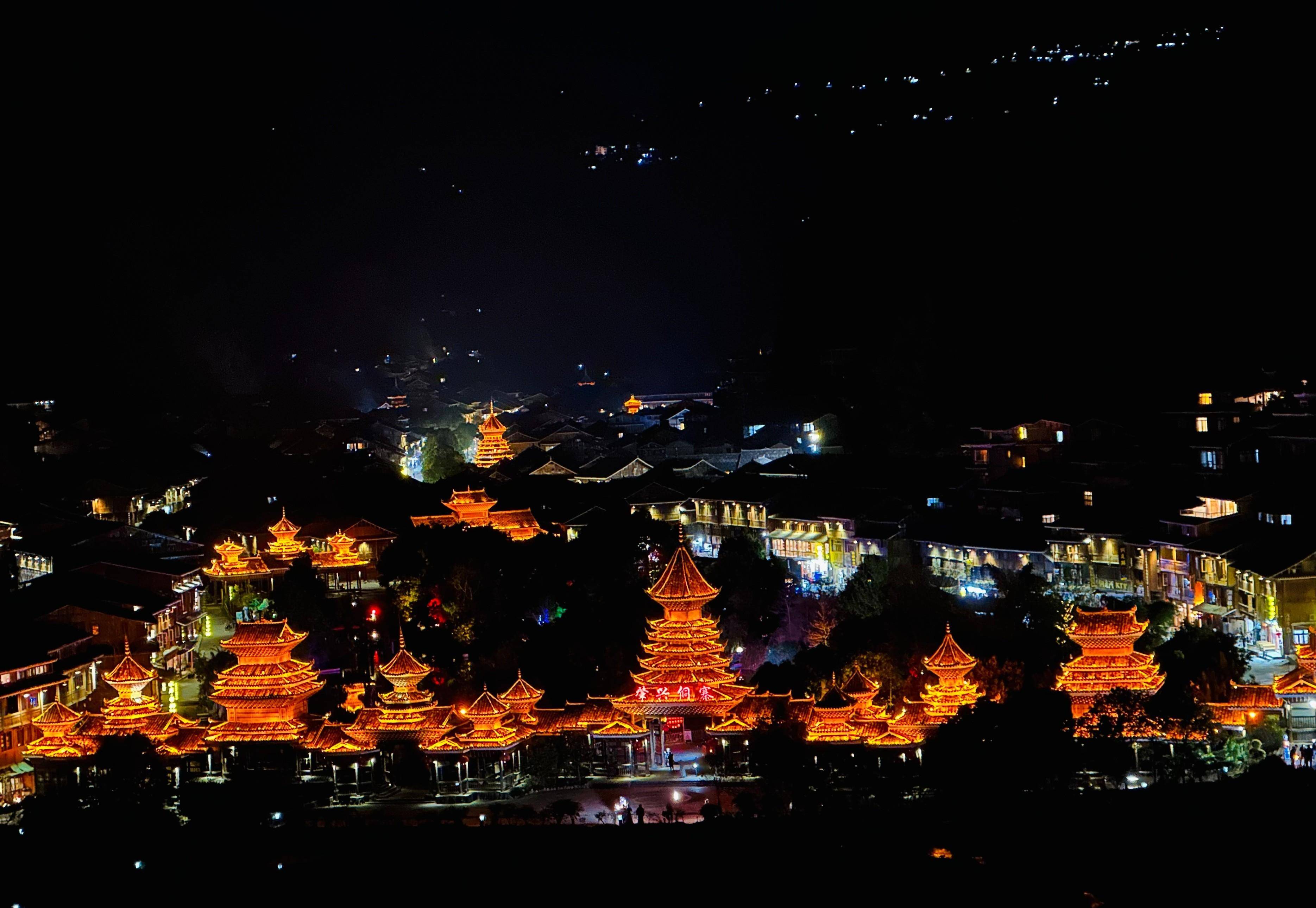 在观景台上看一下肇兴侗寨的夜景,然后去夜宵摊吃点烧烤,喝点小酒