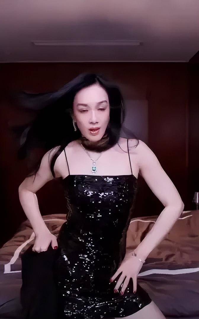 钟丽缇女儿放纵自我,脱裤秀丰满身材,网友:像妈妈,像女儿_张敏钧_视频