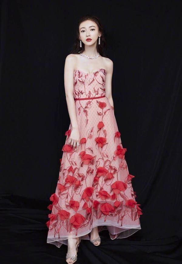 秦海璐这高级感真让人服气,穿印花裙配贵妇帽,美到国外去了