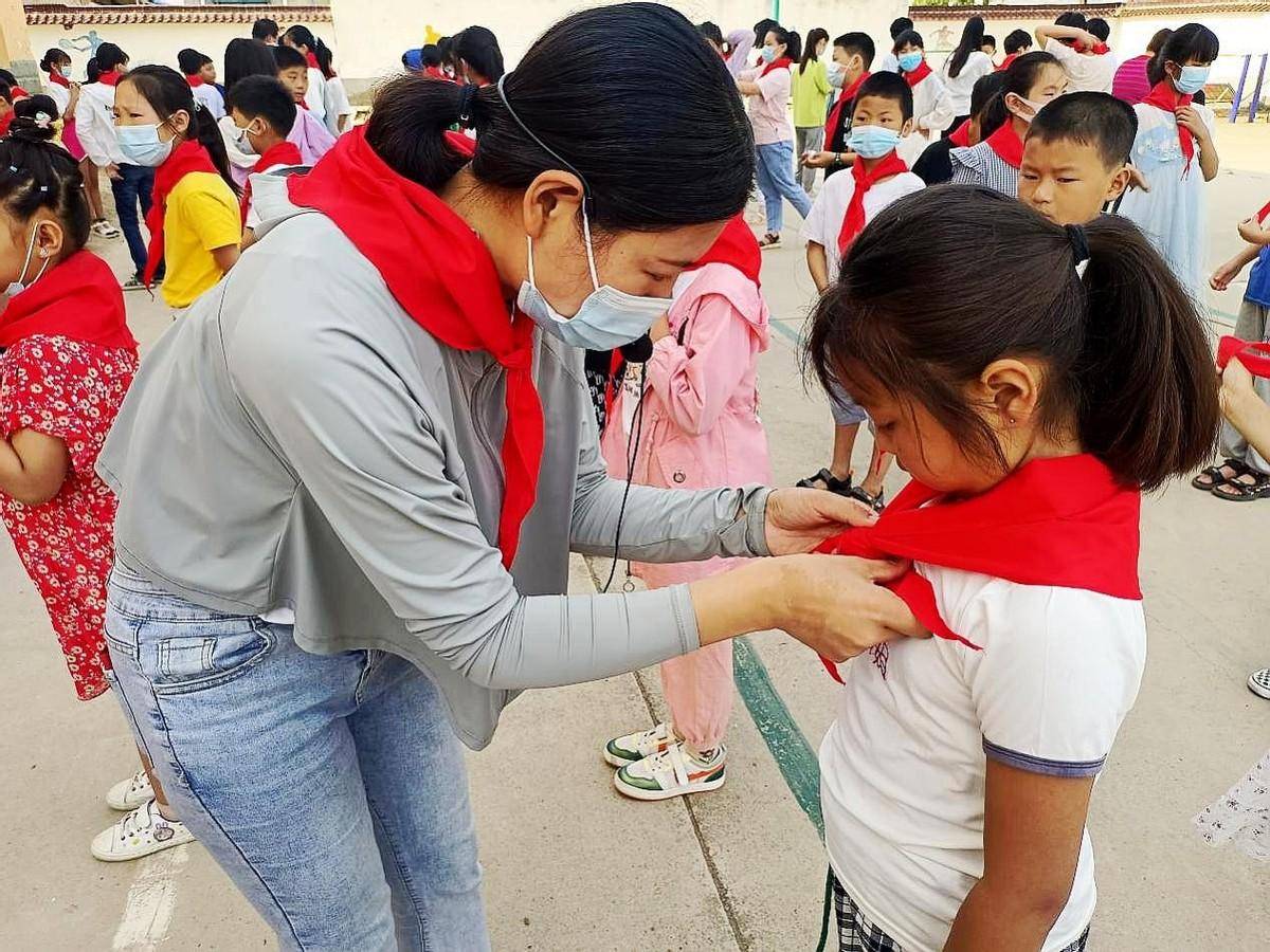 逊母口镇刘桥小学举行节日儿童节少先队员入队仪式_组织_红领巾_进步