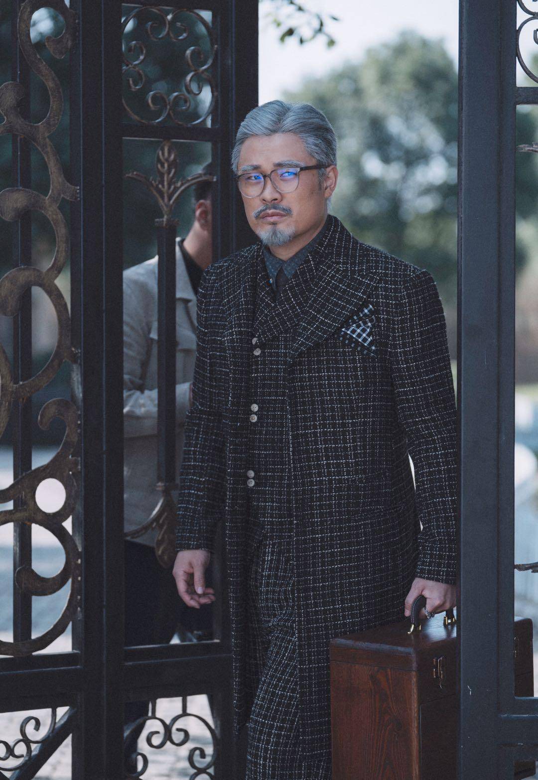 陈赫新作品当中造型不错呦,扮爷爷妆很帅,一看就是