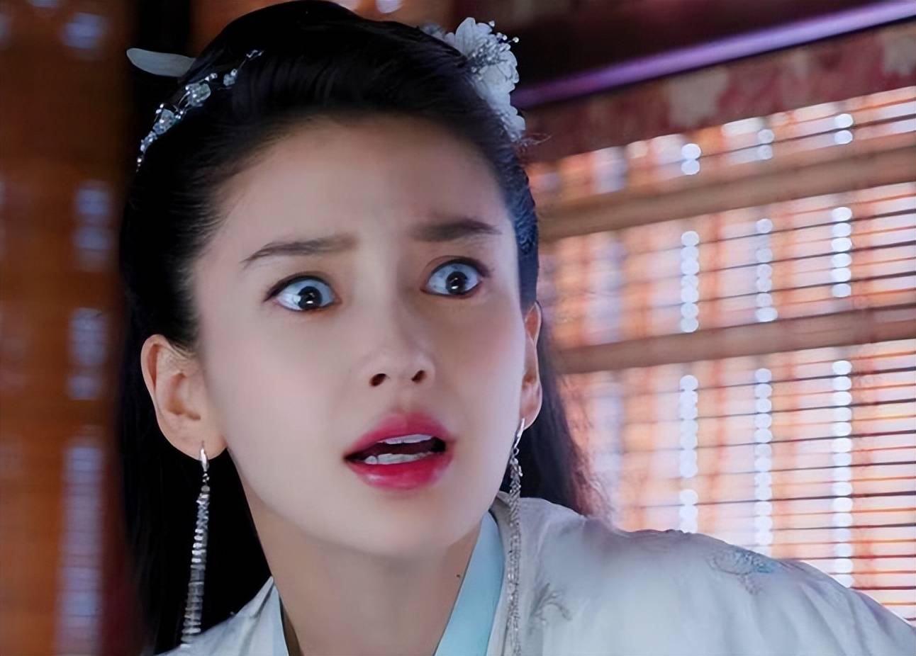 于是我们看到的了《云中歌》中干瞪眼式表演,《孤芳不自赏》中的抠图