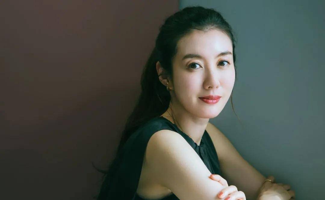 被网暴致"毁容",被骂"整容"上热搜,这些歪嘴女星真的惨_赵明明_金晨