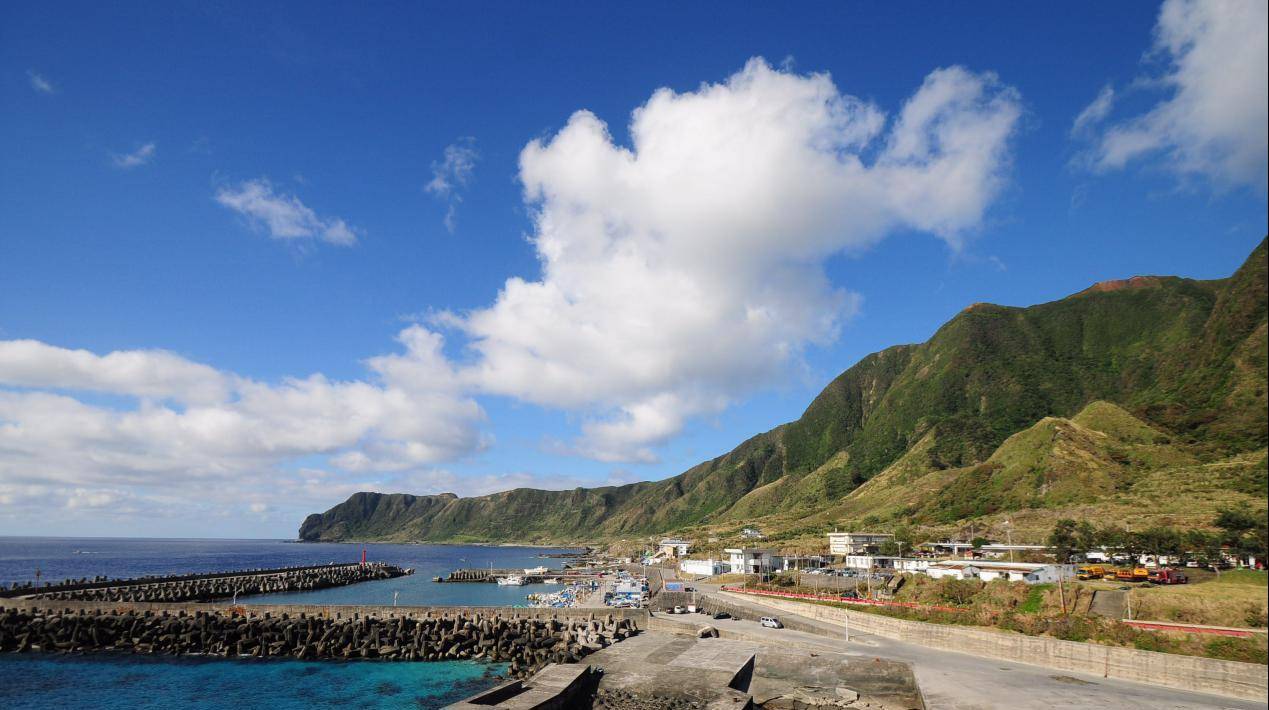 兰屿岛:台湾省的最后一块净土,被誉为西太平洋上的"遗世明珠"_老人