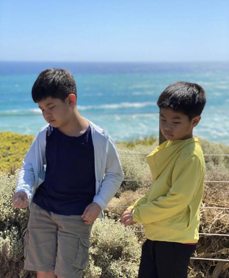 胡可孙两儿子同框出游,安吉和弟弟小鱼儿摆出美照_沙溢_父亲_小姑娘