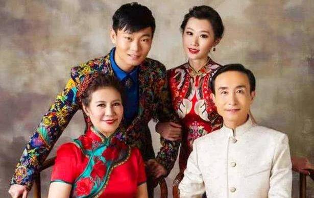 巩汉林晒全家福,与儿媳合照引争议,谁注意到儿媳手的位置_网友_小品