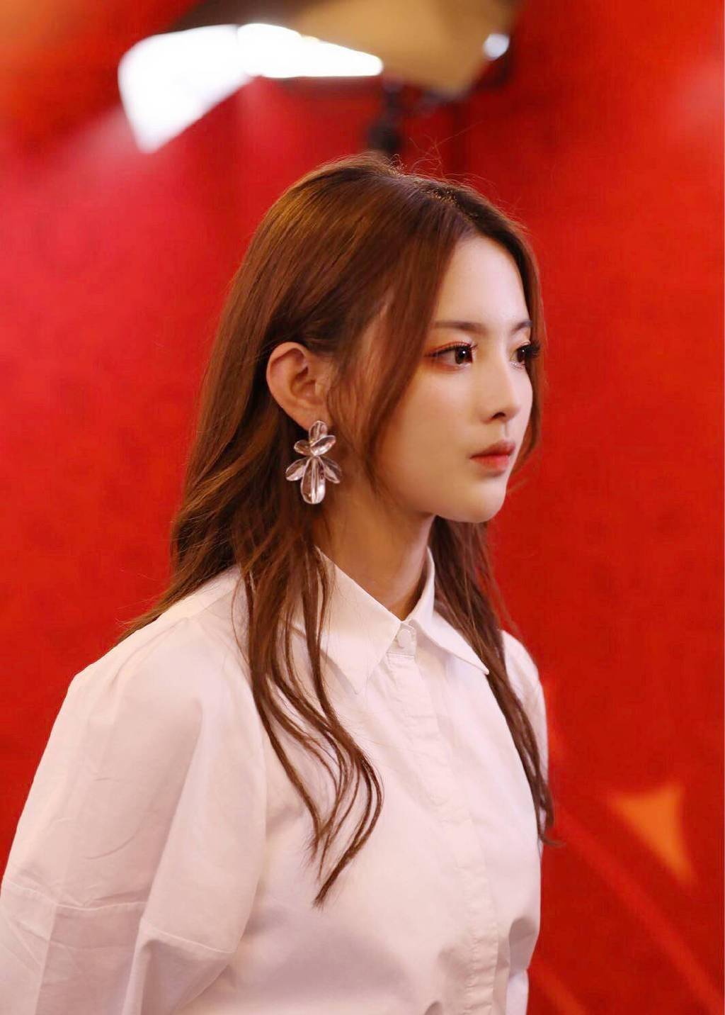 杨超越为"国际篮联男篮世界杯"抽签,念一串话,默哀10秒_蔡徐坤_明星