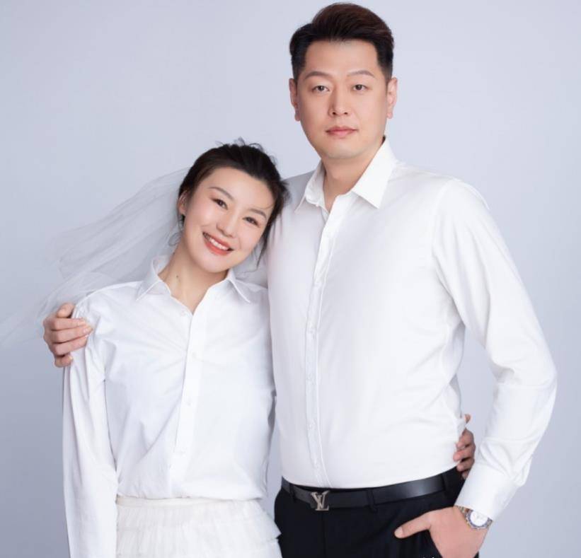 "亚洲蝶后"周雅菲,嫁给二婚篮球国手莫科,成体坛第一模范夫妻_游泳